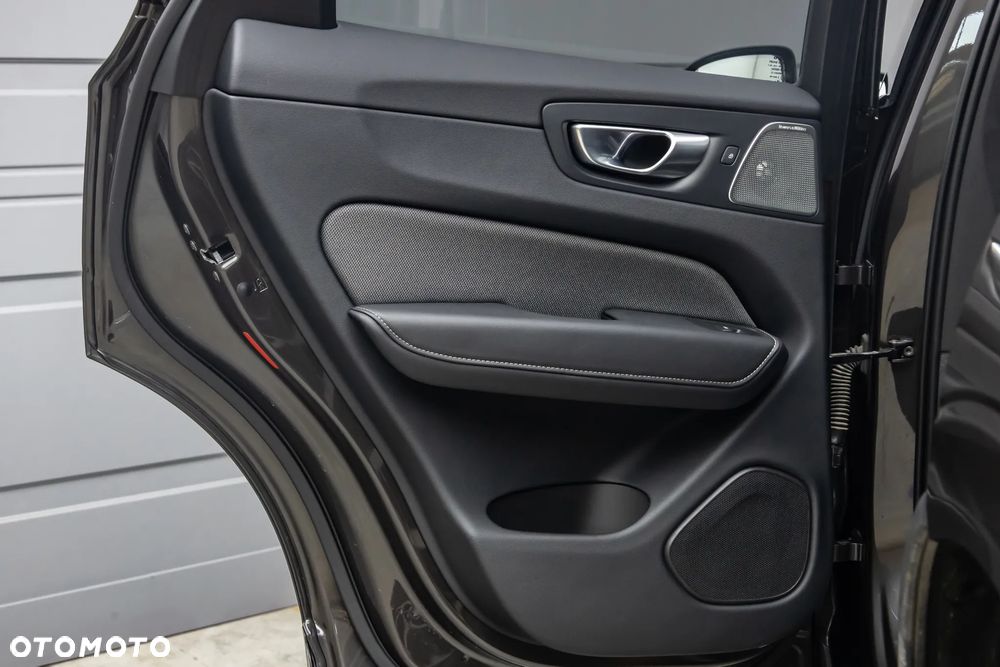 Volvo XC 60 B5 B AWD Ultimate Dark - 28