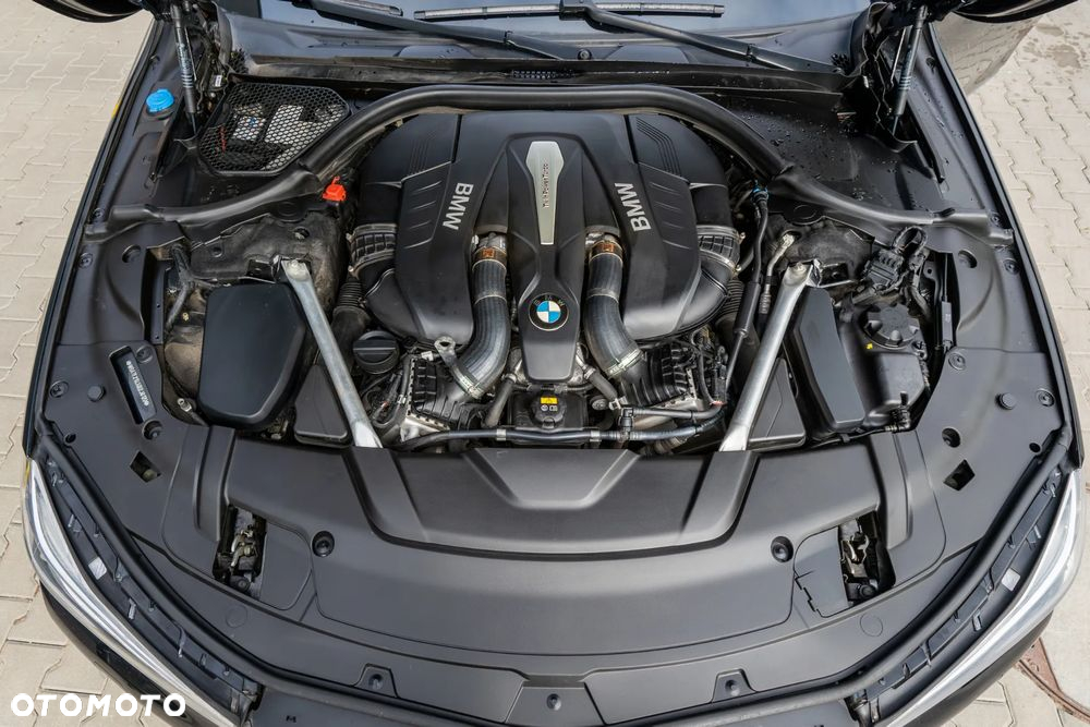 BMW Seria 7 750Li xDrive - 9