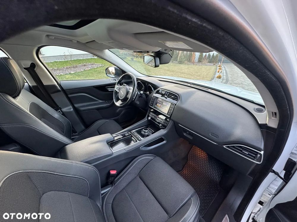 Jaguar F-Pace 2.0 i4P AWD R-Sport - 35