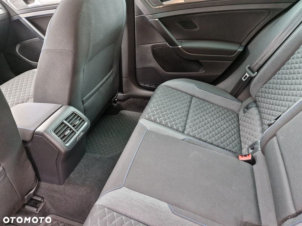 Volkswagen Golf - 24