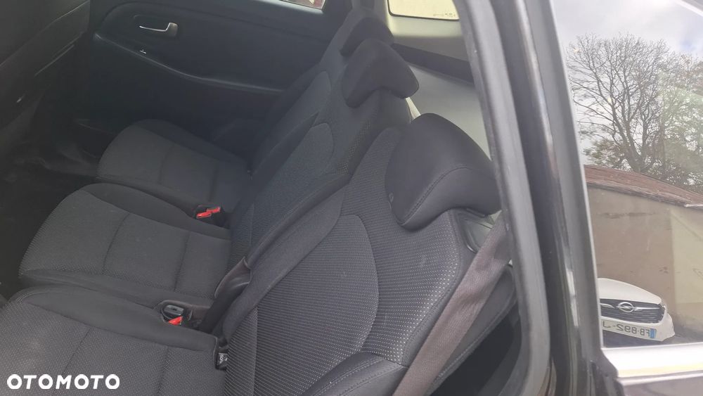 Kia Carens - 8