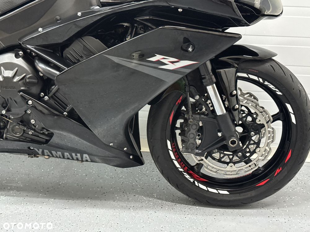 Yamaha R1 - 11