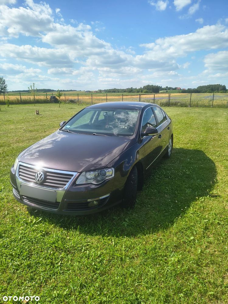 Volkswagen Passat - 1