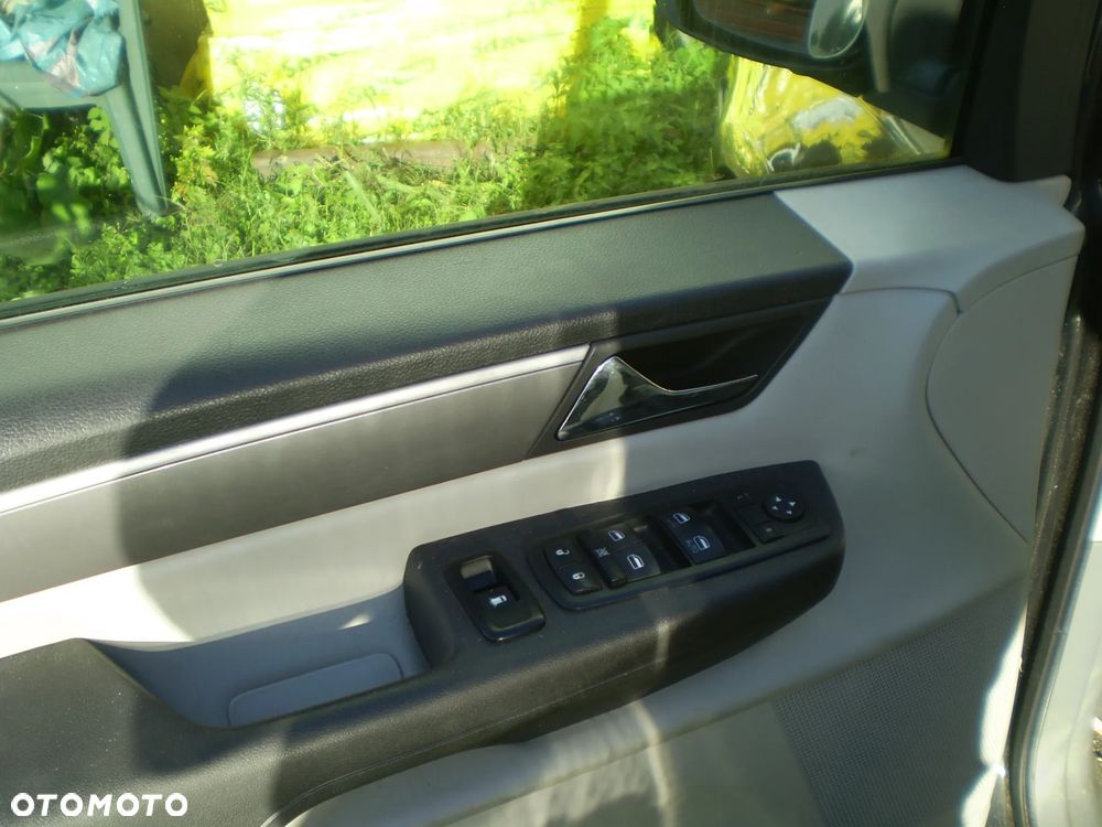 Volkswagen Routan - 8