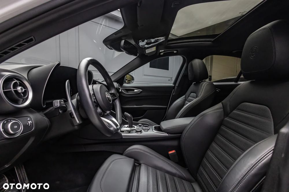 Alfa Romeo Giulia 2.0 Turbo 16V AT8-Q4 Veloce - 15