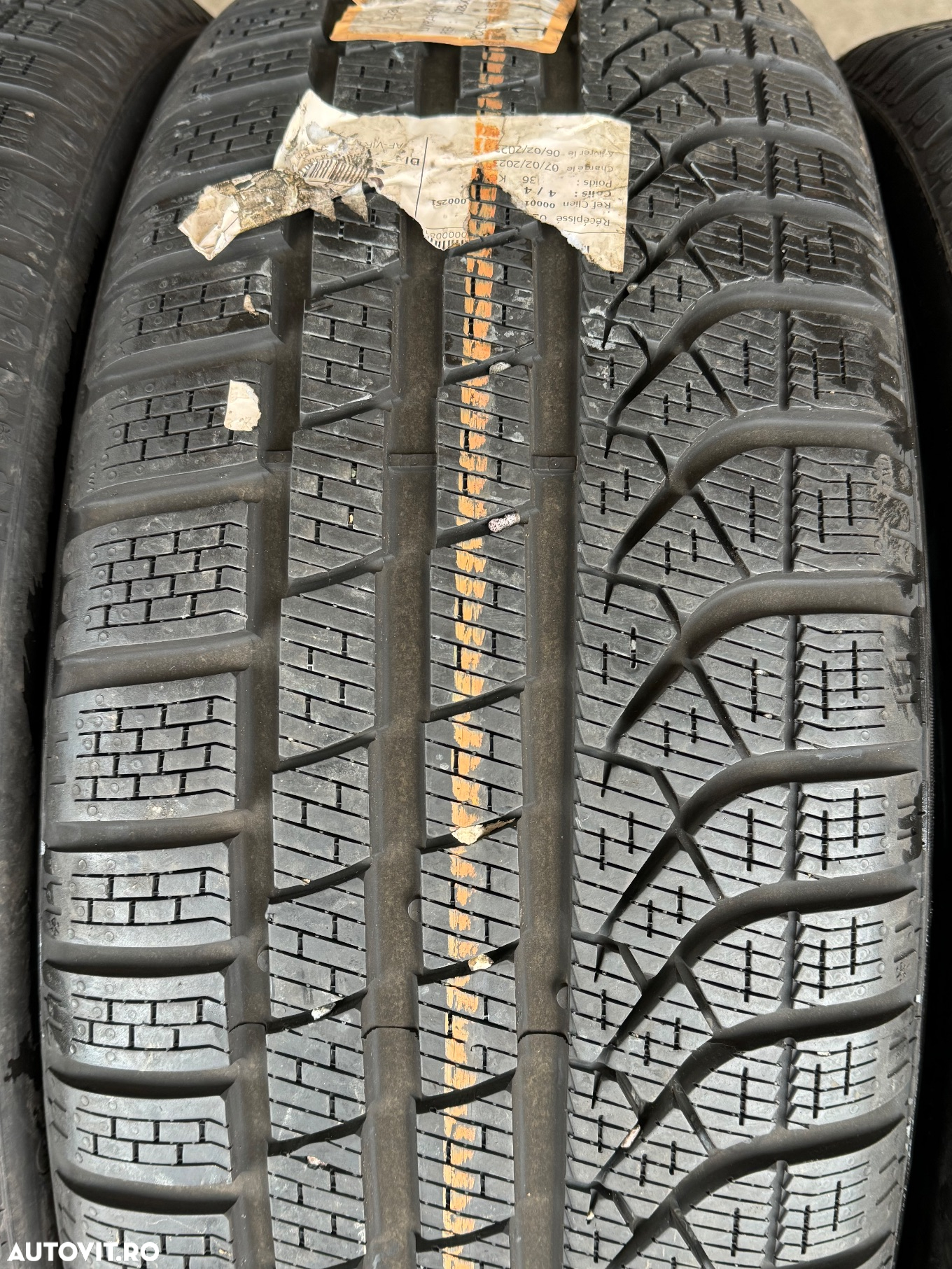 Vând 4 anvelope 235/50/19 Pirelli de iarnă ca noi - 4