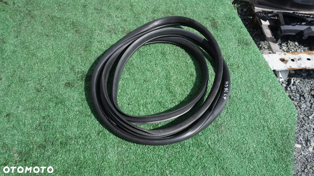 Mazda 3 BL  uszczelka drzwi lewy przod - 1