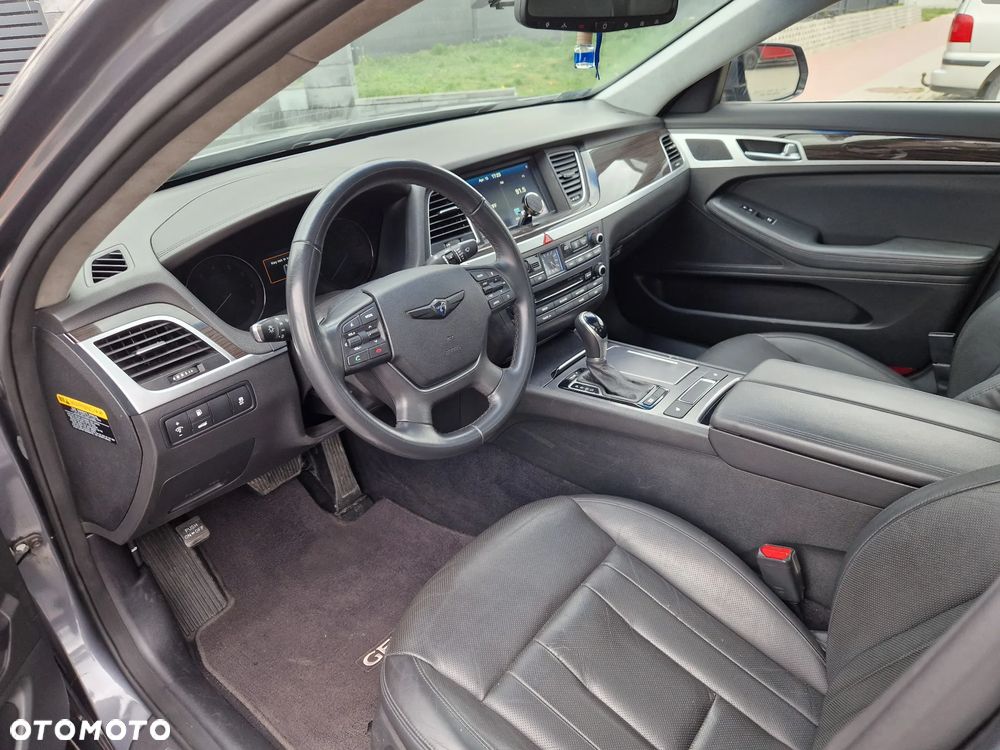 Hyundai Genesis - 11
