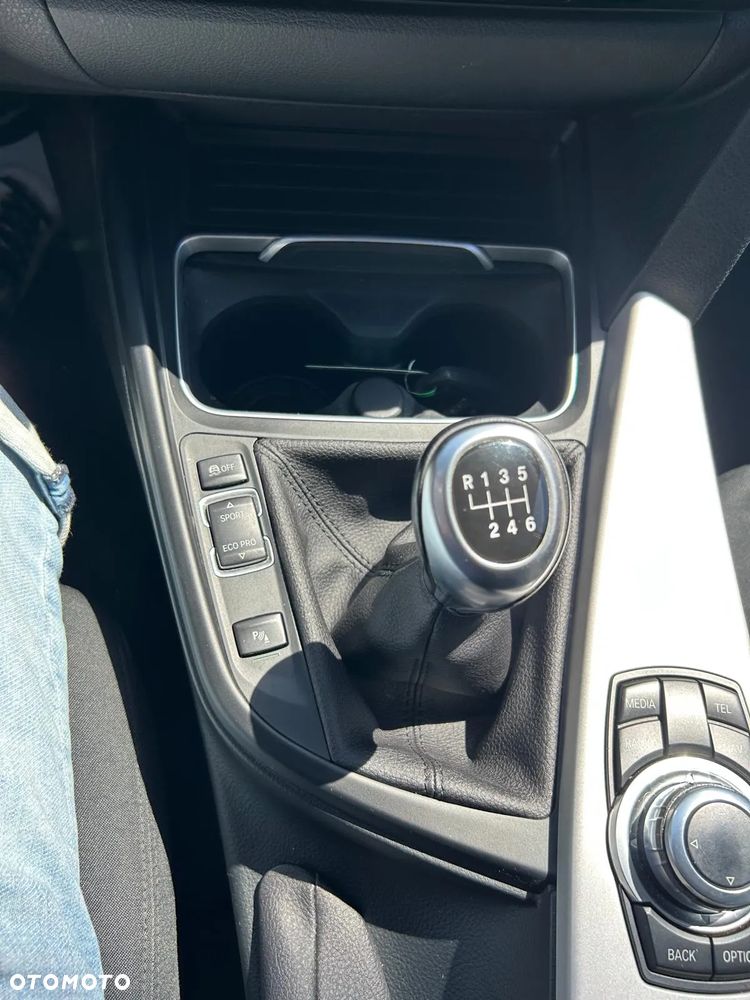 BMW Seria 3 318d Touring Sport Line - 33
