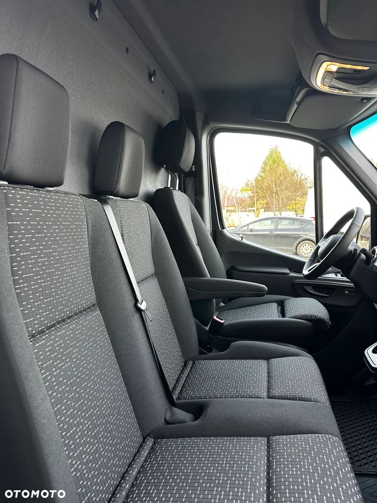 Mercedes-Benz Sprinter - 25
