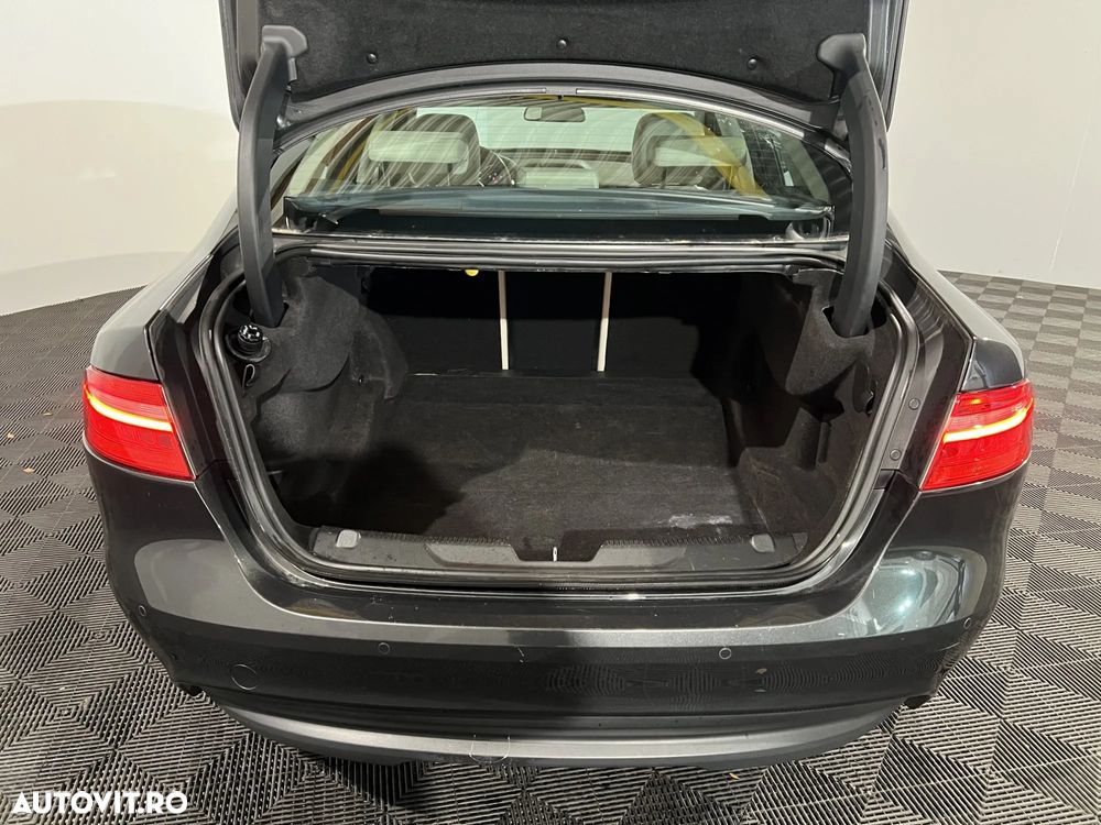 Jaguar XE 2.0 Pure - 12