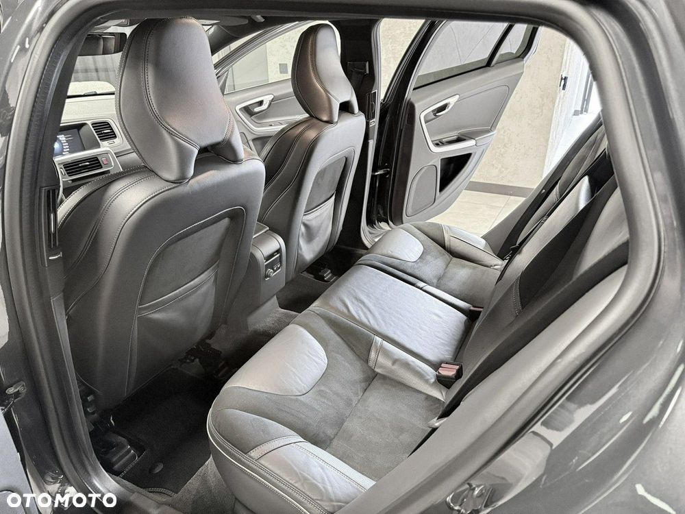 Volvo V60 D3 R-Design - 33