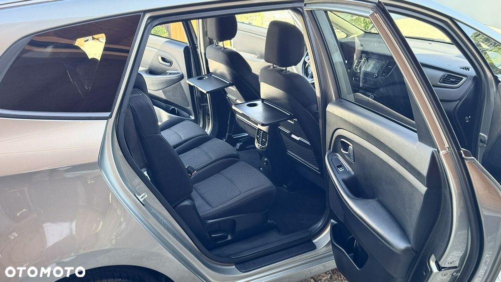 Kia Carens - 18