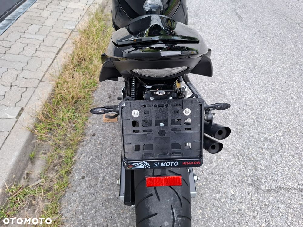 Suzuki GSR - 26