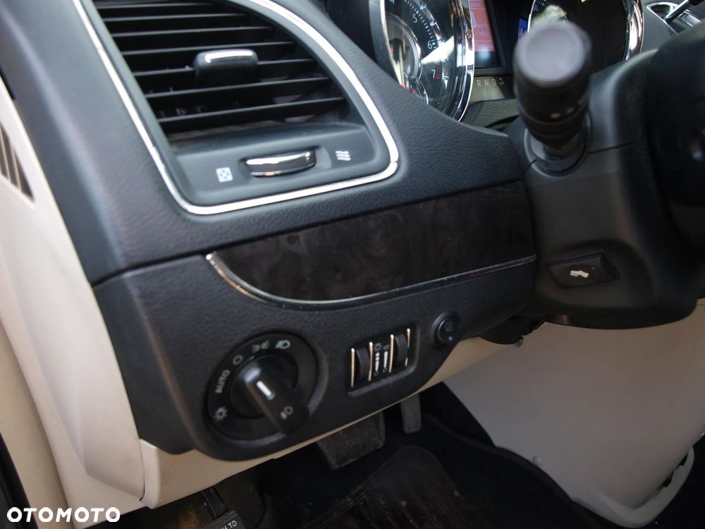 Chrysler Town & Country - 32