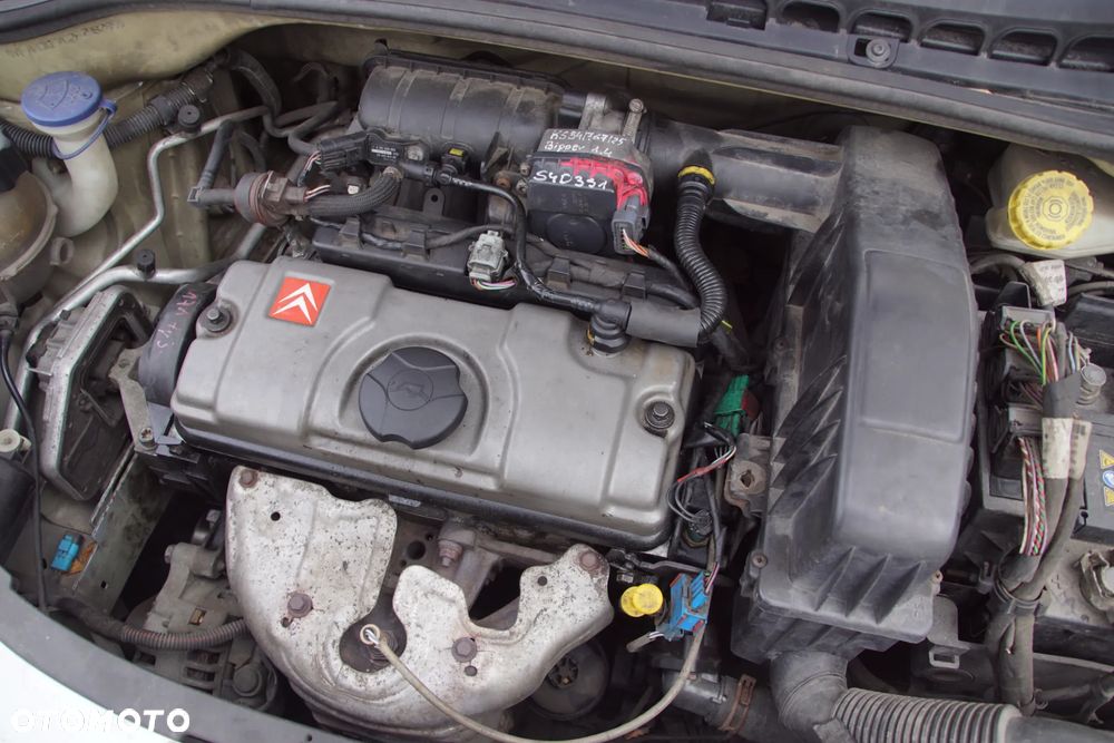 Auto na części - Citroen C3 I 1.4 73 KM KFV 20CQ09 EZR 2003R Silnik Skrzynia Drzwi Maska Błotnik Klapa Zderzak Lampa Lusterko Klamka Szyba Deska Kokpit Sterownik Moduł Czujnik Licznik Panel Wyświetlacz Kierownica - 18