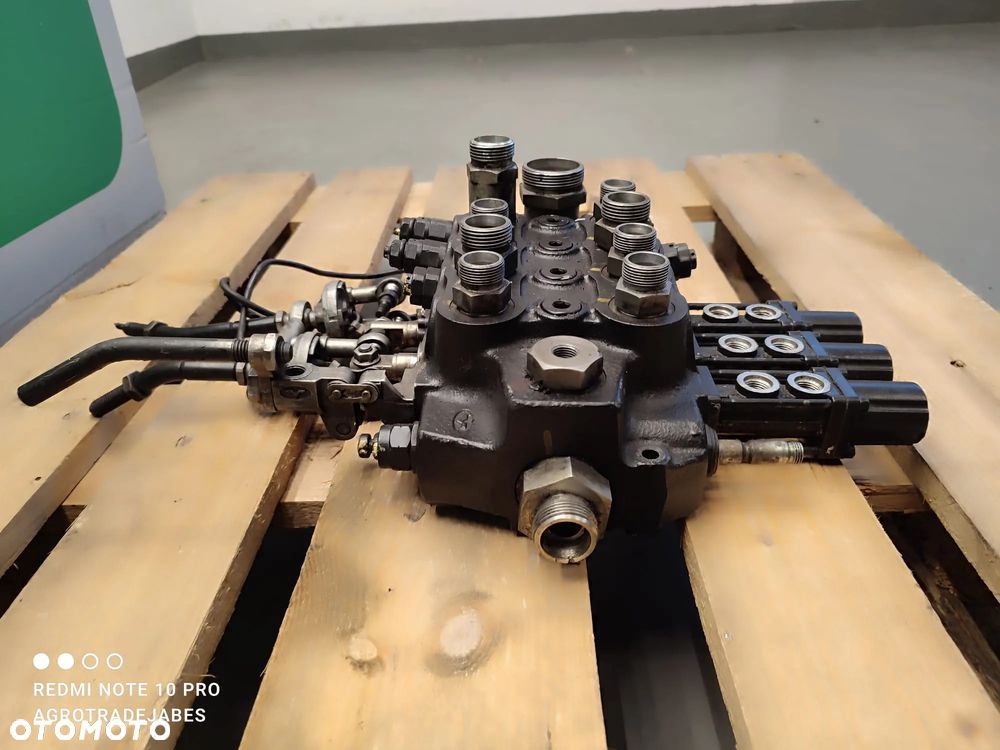 Rozdzielacz  7GHI514095  AMMANN Manitou MLT 627 - 8