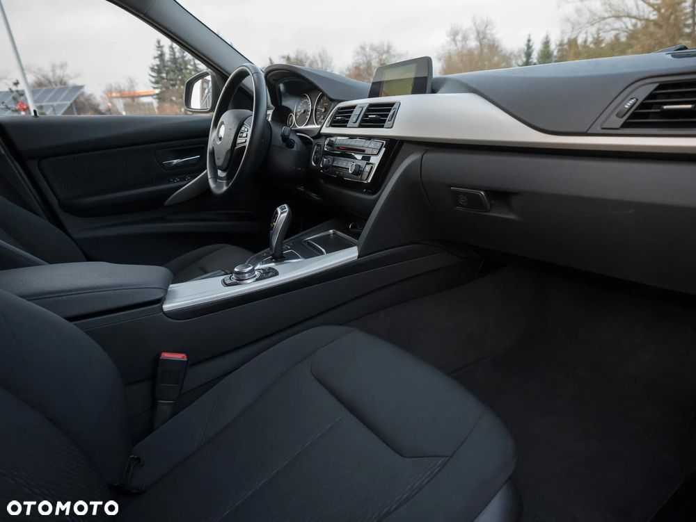 BMW Seria 3 320i Advantage - 31