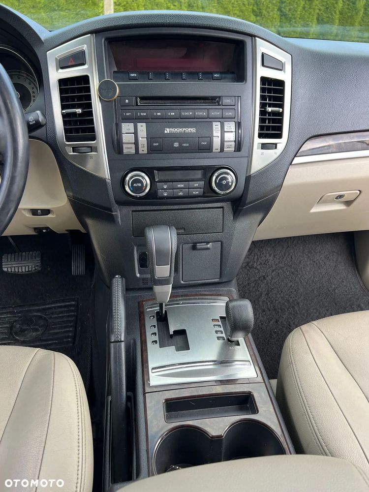 Mitsubishi Pajero - 30