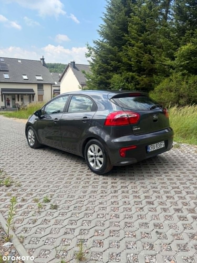 Kia Rio 1.2 L - 6