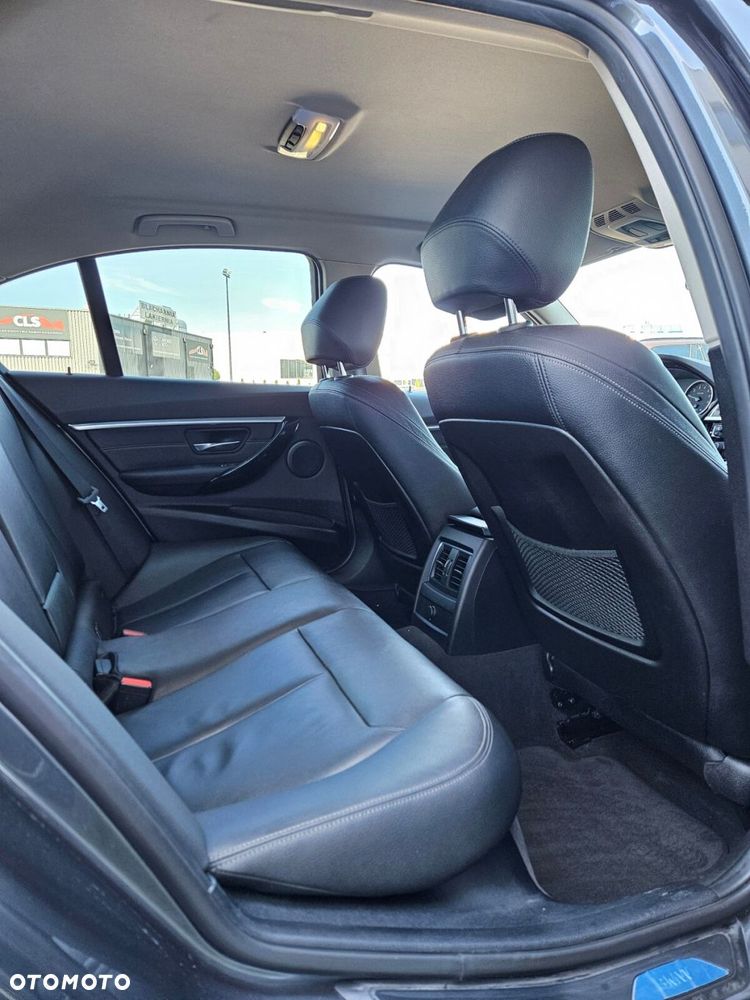 BMW Seria 3 318i Sport Line - 18