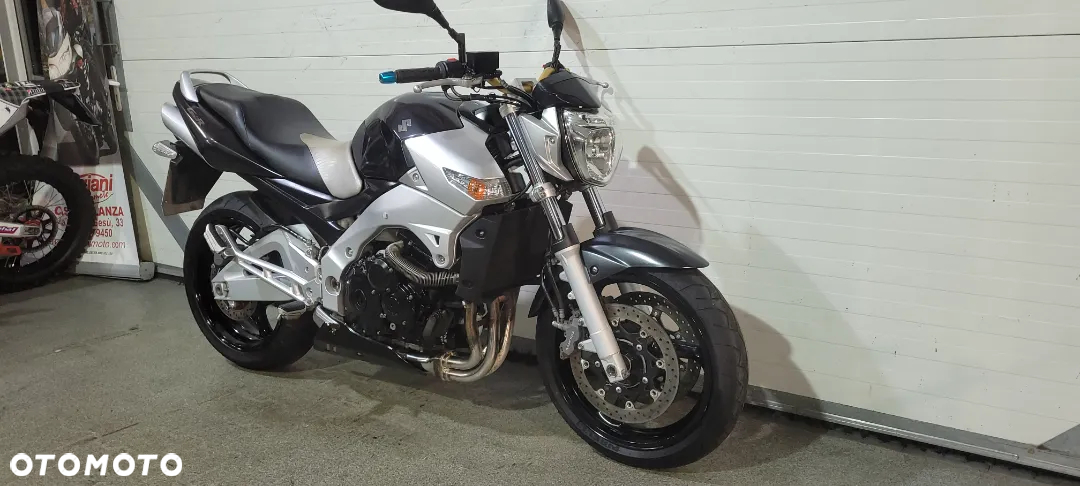 Suzuki GSR - 12
