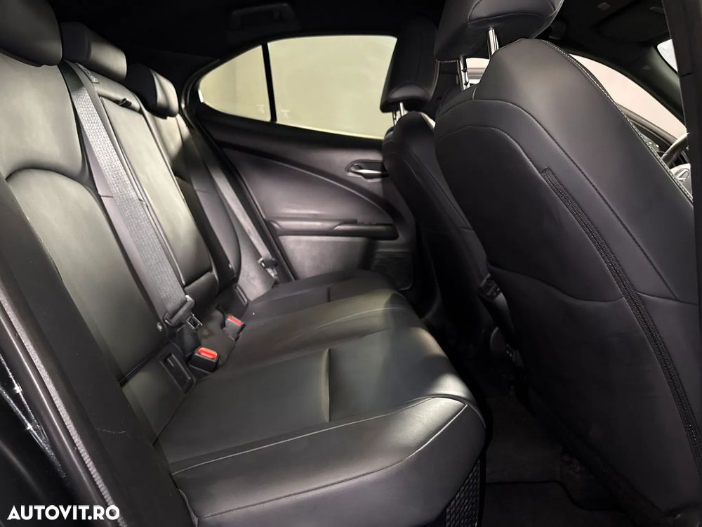 Lexus UX - 12
