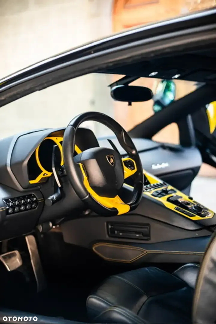 Lamborghini Aventador LP700-4 - 6