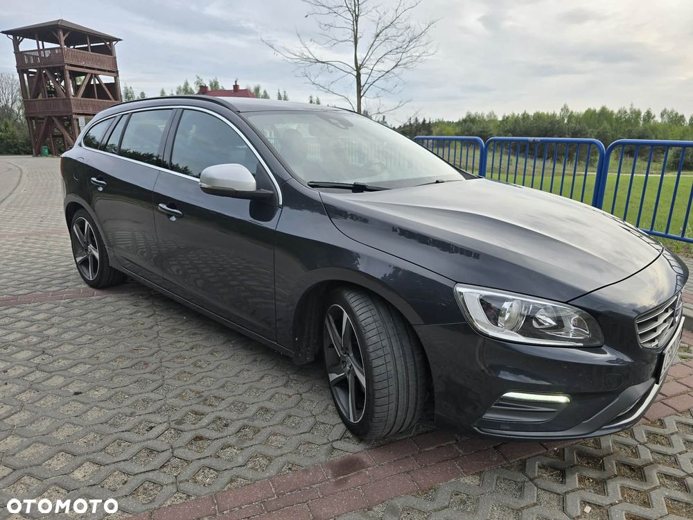 Volvo V60 D3 R-Design - 2