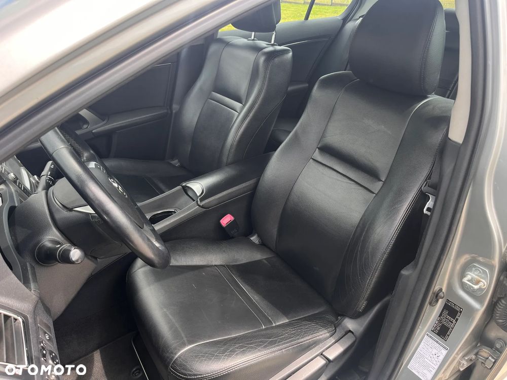 Toyota Avensis 1.6 Premium - 13