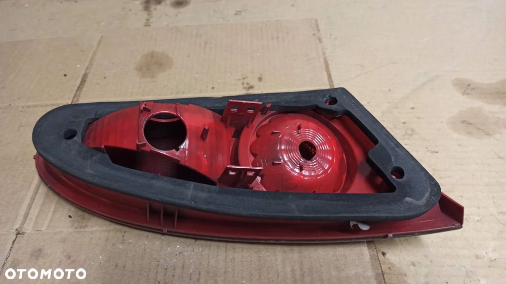 # LAMPA PRAWY TYŁ W KLAPĘ SEAT LEON II - 3