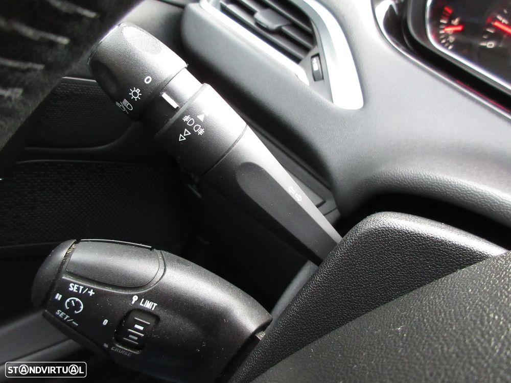 Peugeot 208 1.2 VTi SE Style - 42