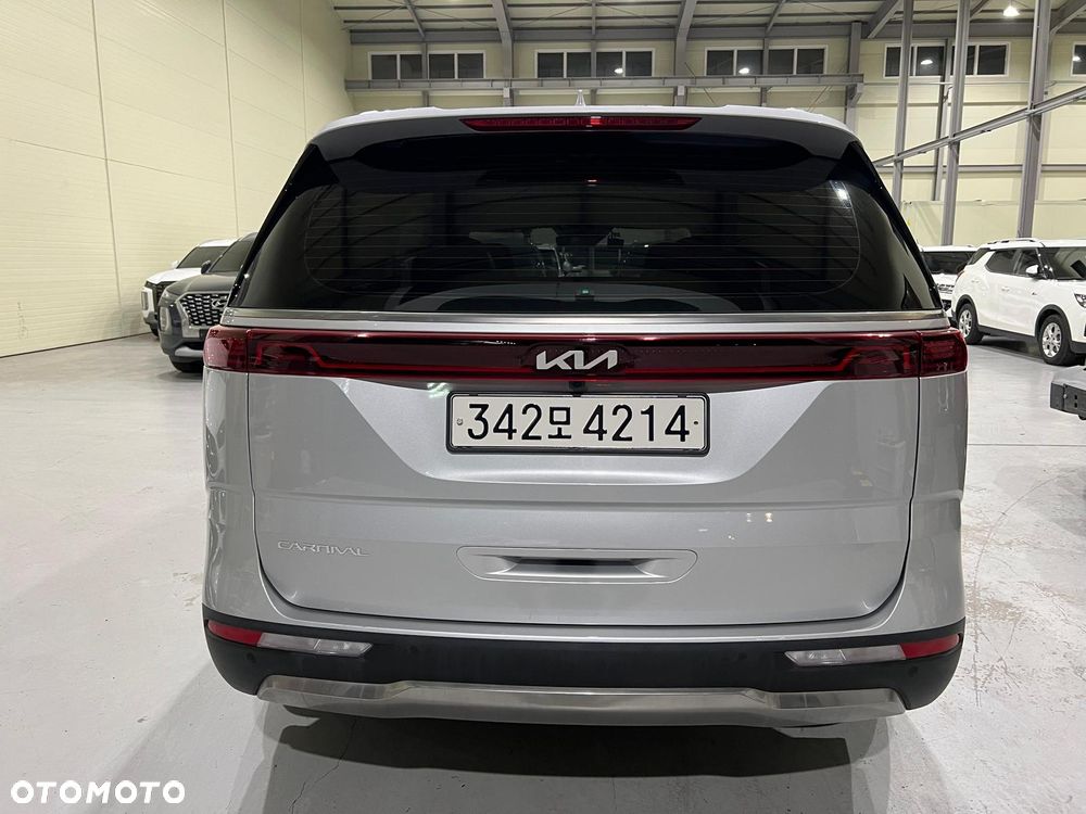 Kia Carnival - 11