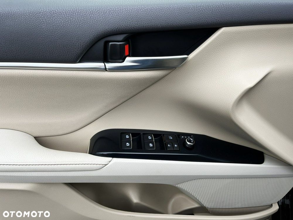 Toyota Camry 2.5 Hybrid Executive CVT - 32