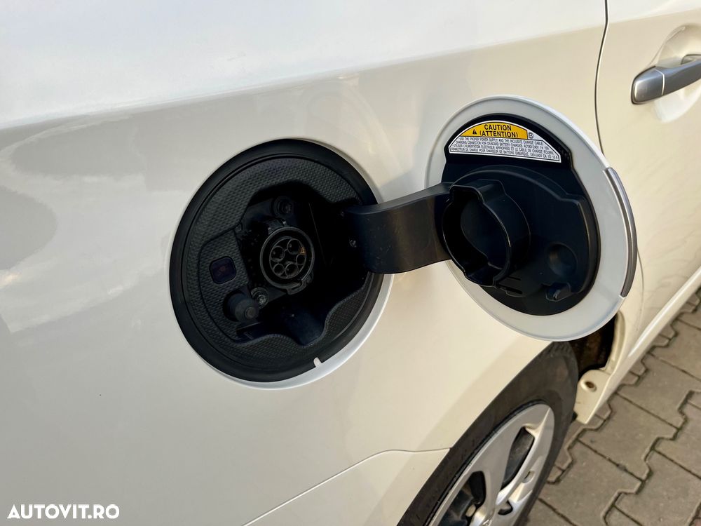 Toyota Prius Plug-in (Hybrid) Life - 12