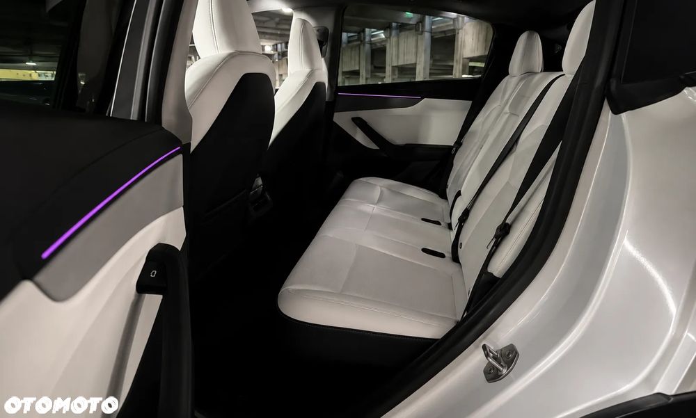 Tesla Model Y Long Range Dual Motor AWD - 13