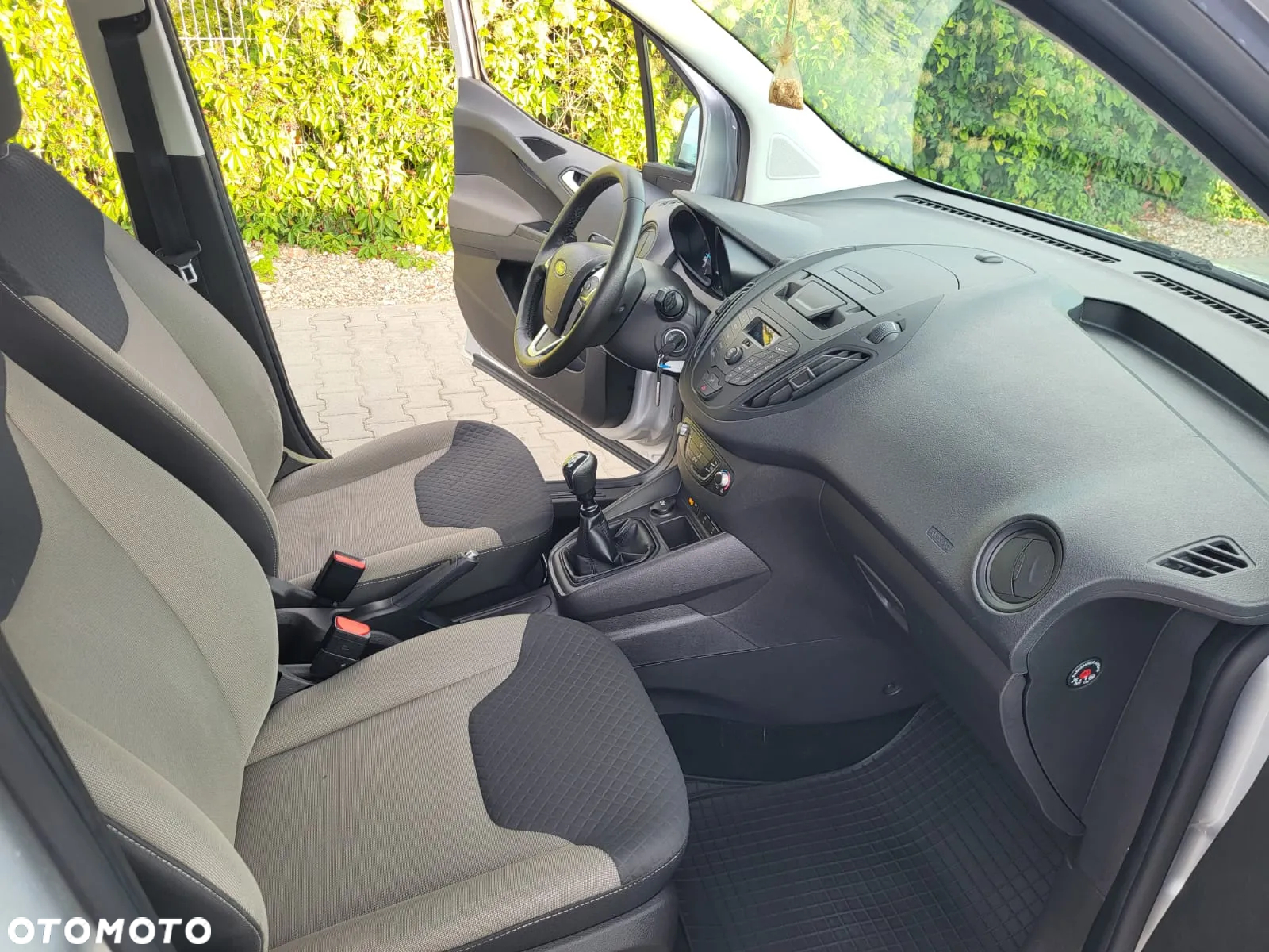 Ford Tourneo Courier ver-1-5-tdci-titanium - 9