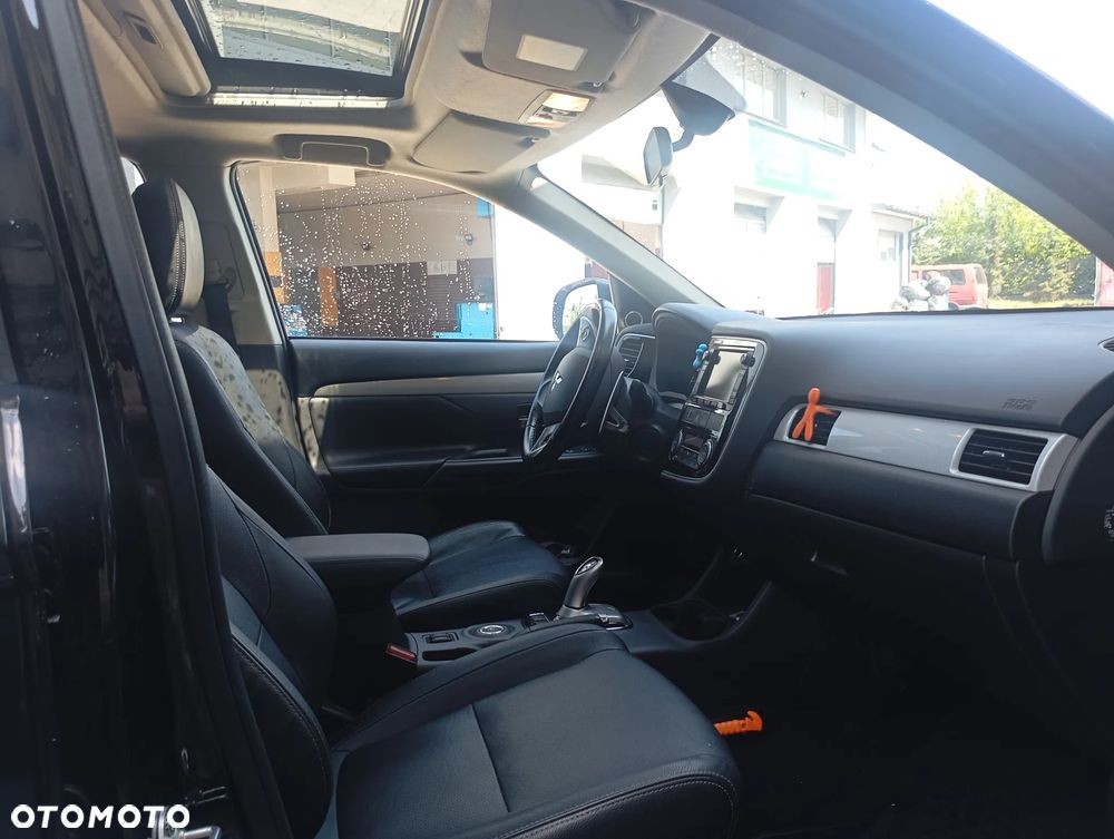 Mitsubishi Outlander Instyle NAVI + - 6