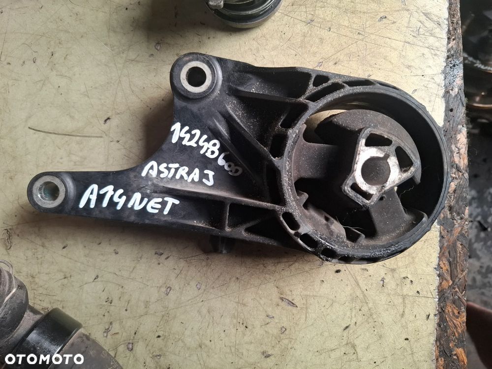 OPEL ASTRA J MOKKA 1,4 turbo A14NET łapa poduszka 13248600 - 1