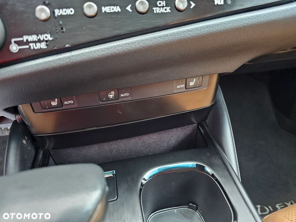 Lexus ES 300h Business Edition - 24