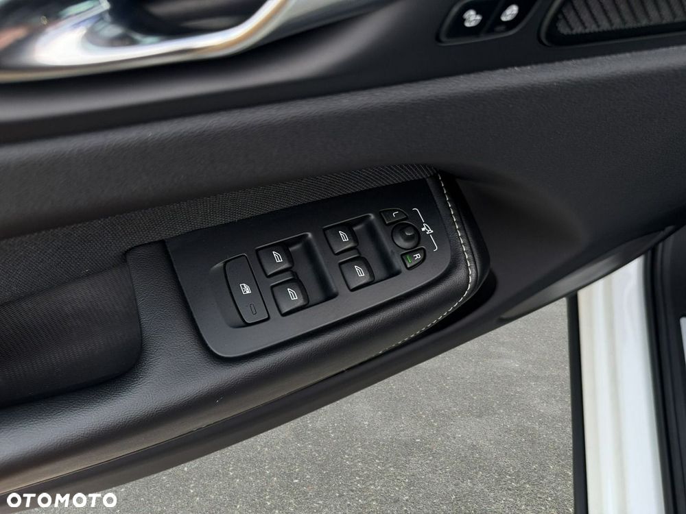 Volvo XC 60 T8 Plug-In Hybrid AWD Plus Dark - 33