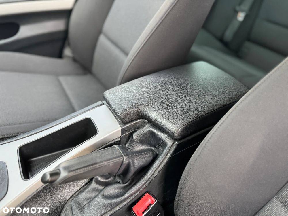 BMW Seria 3 320i Touring - 29