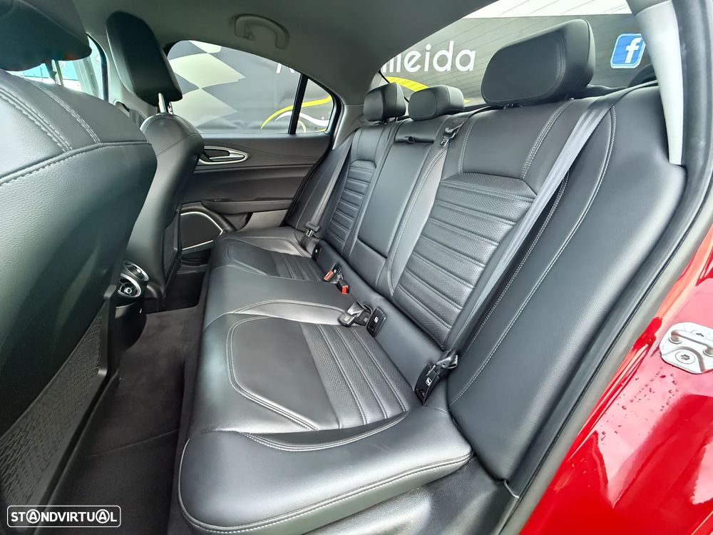 Alfa Romeo Giulia 2.0 Turbo 16V AT8-Q4 Veloce - 26