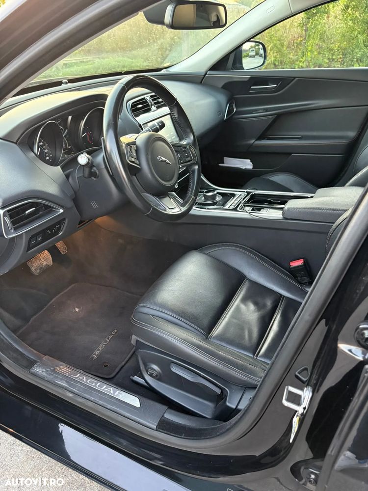 Jaguar XE 2.0 Prestige - 8