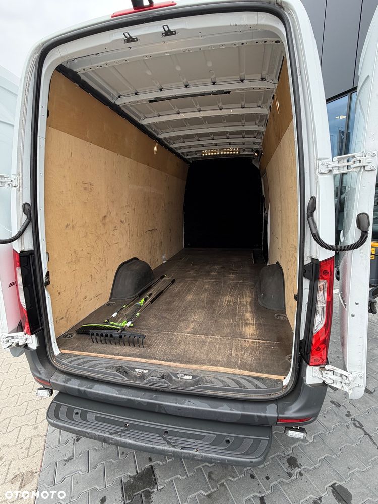 Mercedes-Benz Sprinter L4H2 - 24