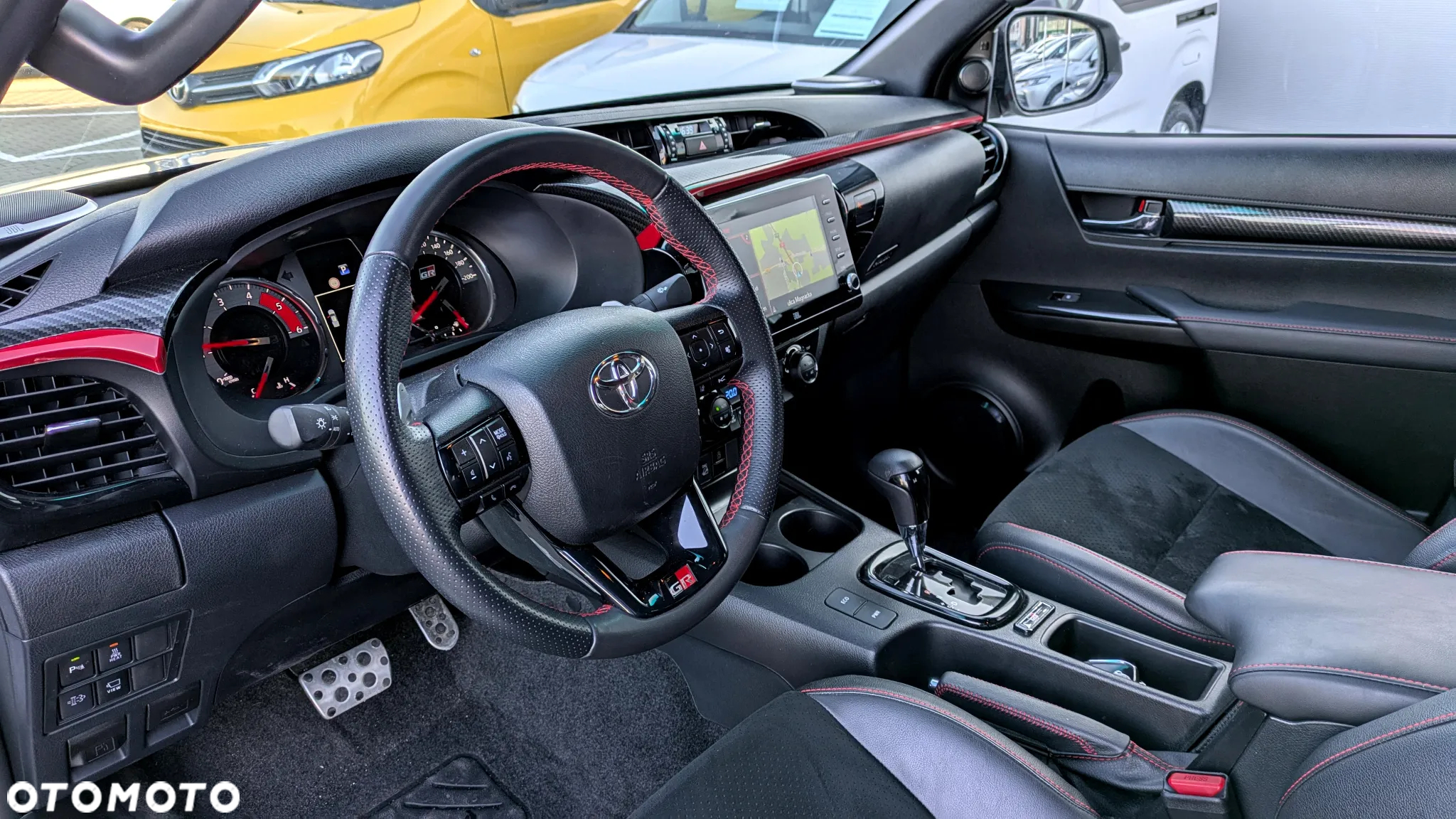 Toyota Hilux 2.8 D-4D Double Cab GR Sport 4x4 - 12