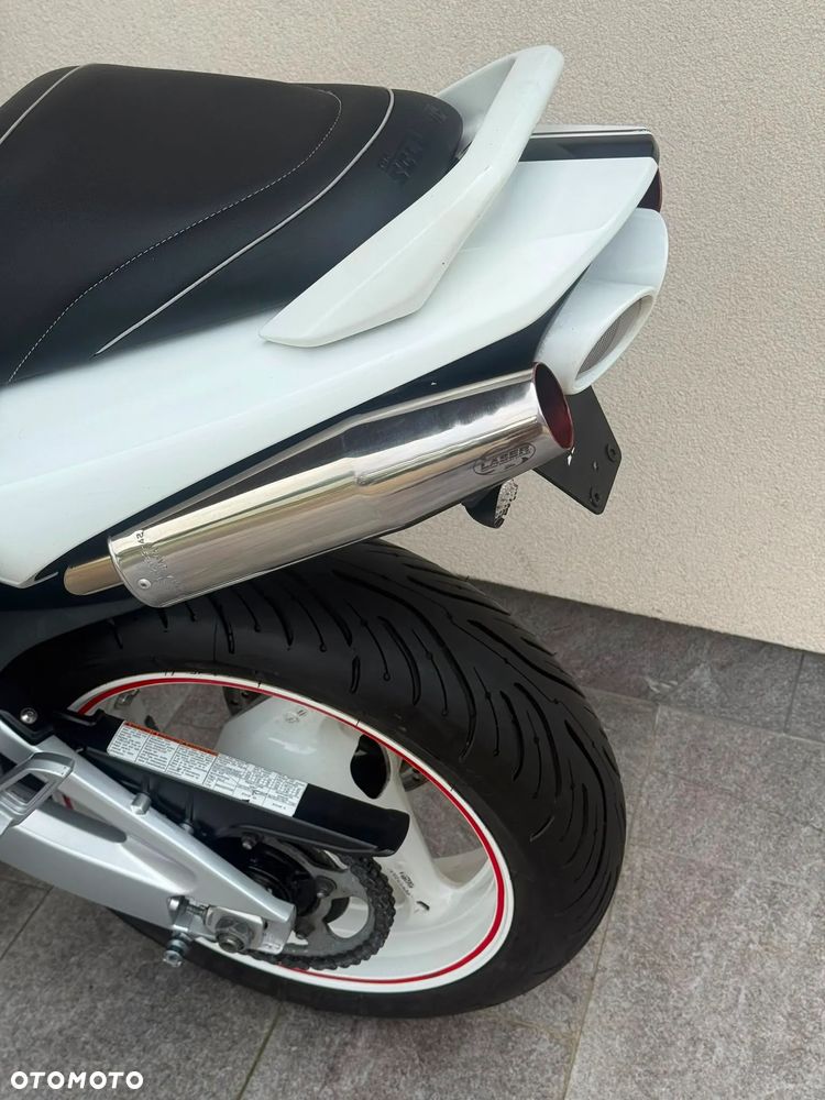Suzuki GSR - 14