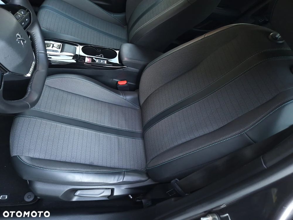 Peugeot 2008 BlueHDi 130 Allure S&S EAT8 - 23