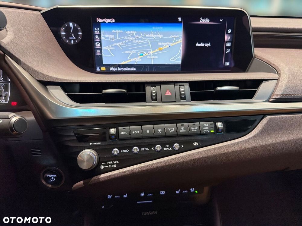 Lexus ES 300h Omotenashi - 19
