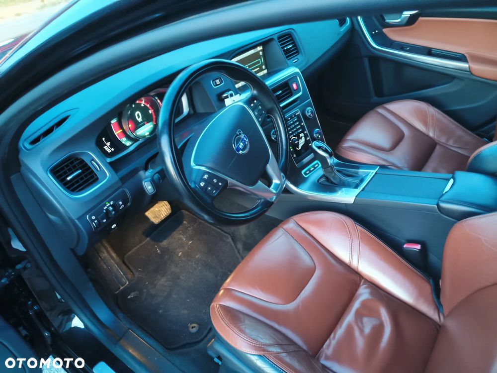 Volvo V60 D6 AWD Plug-in Hybrid R-Design Momentum - 17